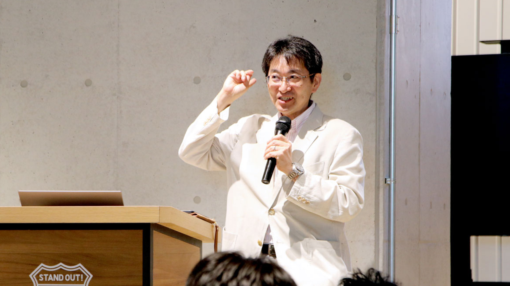 演台で閉会の挨拶を述べる顧問の柳田康幸氏（日本バーチャルリアリティ学会 会長／名城大学 情報工学部 教授）