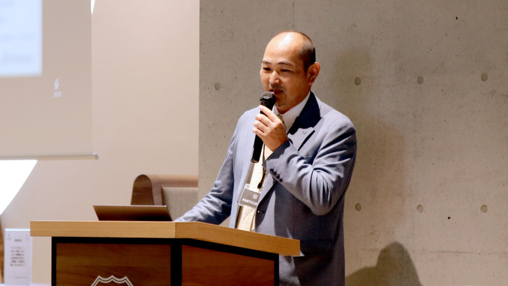演台から参加者に語りかけるダッソー・システムズ株式会社　田野倉氏